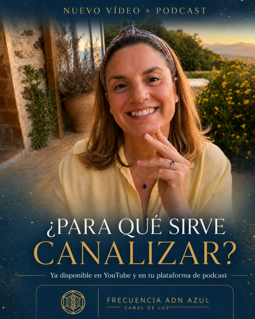 Rebeca Ferruz sonriente con una mano en la barbilla, al aire libre entre una pared de piedra y flores amarillas, en el vídeo sobre para qué sirve canalizar.
